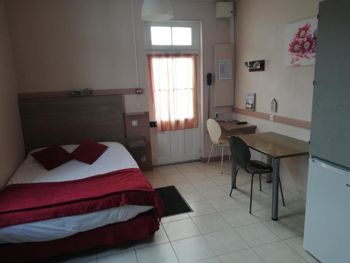 Hotel-Restaurant Les Colonnades Saint-Fulgent Екстер'єр фото