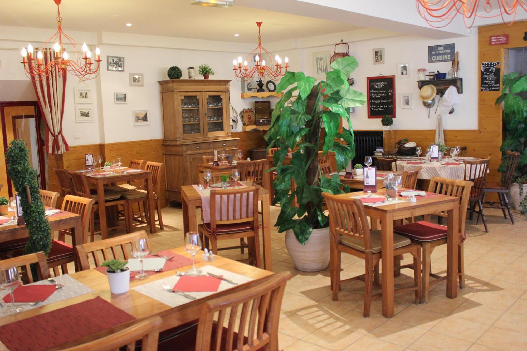 Hotel-Restaurant Les Colonnades Saint-Fulgent Екстер'єр фото