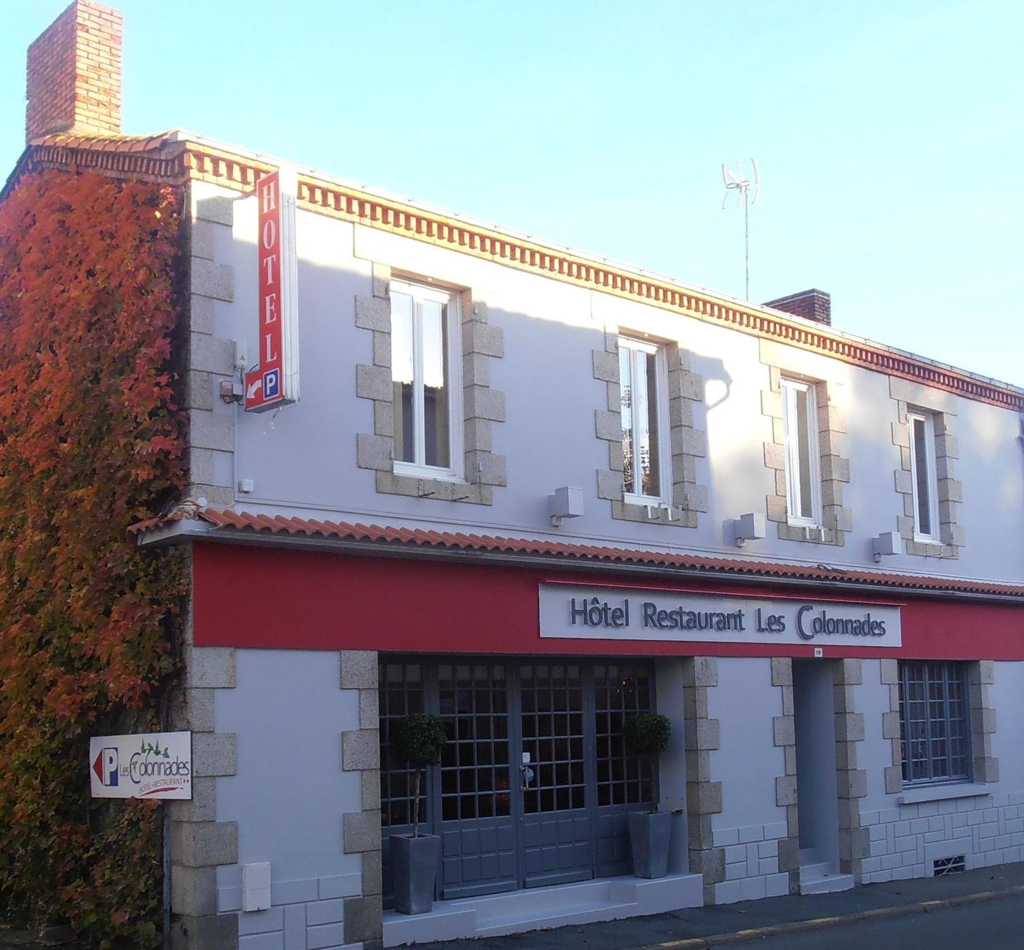 Hotel-Restaurant Les Colonnades Saint-Fulgent Екстер'єр фото