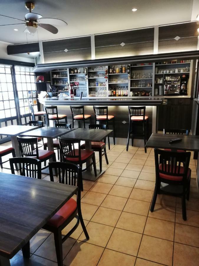 Hotel-Restaurant Les Colonnades Saint-Fulgent Екстер'єр фото