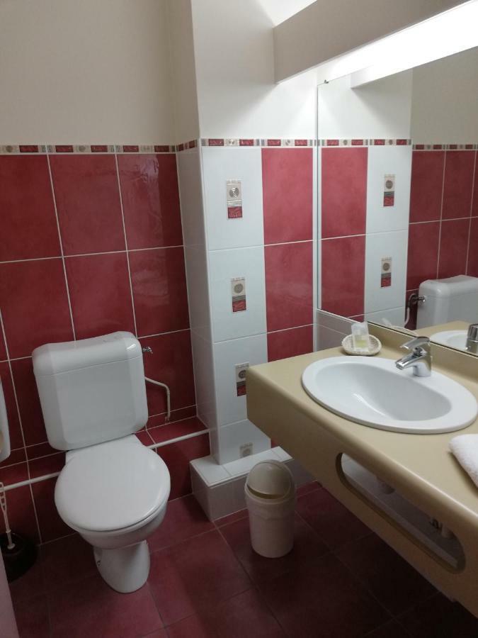 Hotel-Restaurant Les Colonnades Saint-Fulgent Екстер'єр фото
