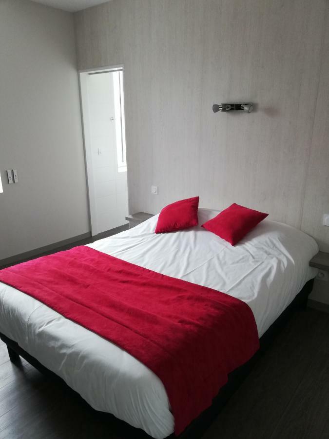Hotel-Restaurant Les Colonnades Saint-Fulgent Екстер'єр фото